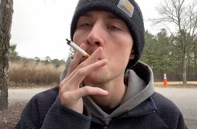 Лечение зависимости от табакокурения в Кемерово Мужчина с сигаретой делает затяжку