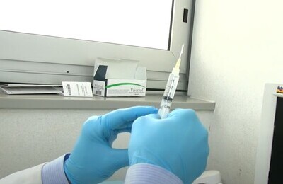 Проведение кодирования Вивитролом в Кемерово Шприц с Вивитролом в руках у врача